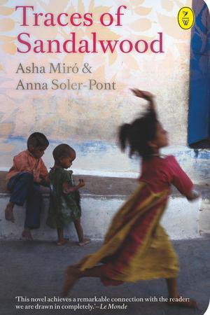 Book cover of Traces of Sandalwood by Asha Miro and Anna Soler-Pont by Charlie Coombe